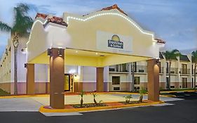 Days Inn & Suites By Wyndham Tampa - Ybor City