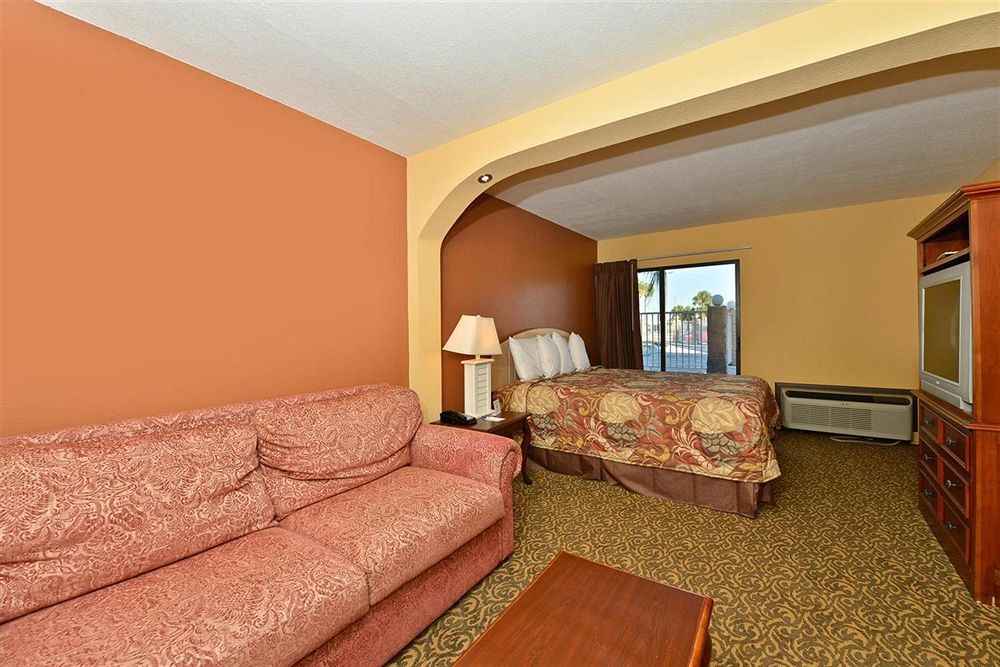 Days Inn & Suites By Wyndham Tampa - Ybor City Room photo