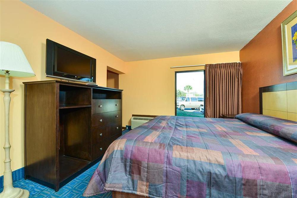 Days Inn & Suites By Wyndham Tampa - Ybor City Room photo