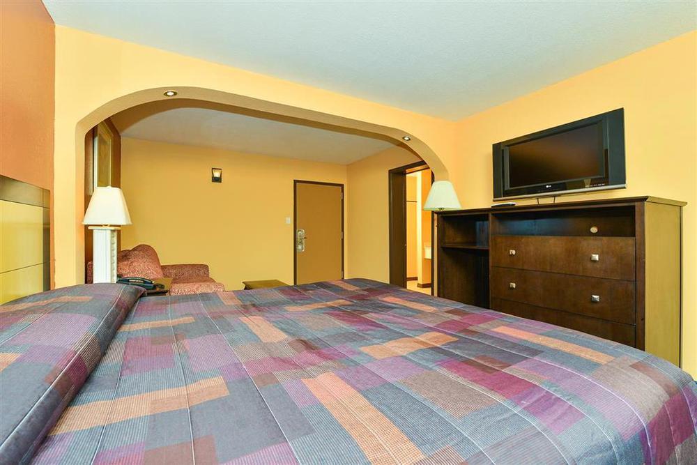 Days Inn & Suites By Wyndham Tampa - Ybor City Room photo